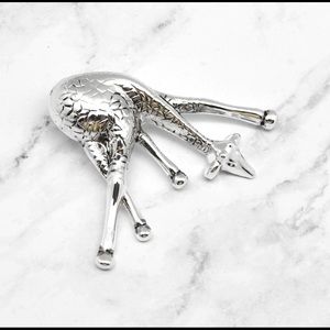 Stumbling giraffe Pin/Pendant